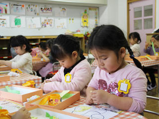 ちぎり絵製作の様子です | NEWS | 川村幼稚園